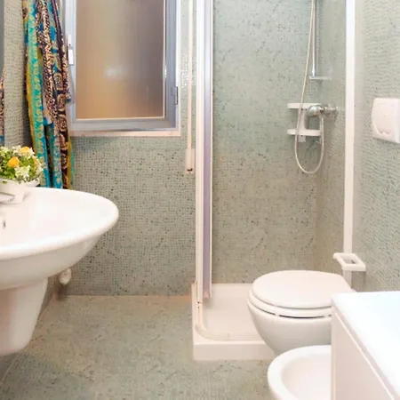 Апартаменты Stunning Sea View Flat For 6 Baia